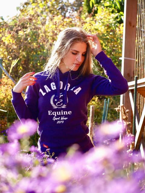 Przykład haftowanego logo na odzieży